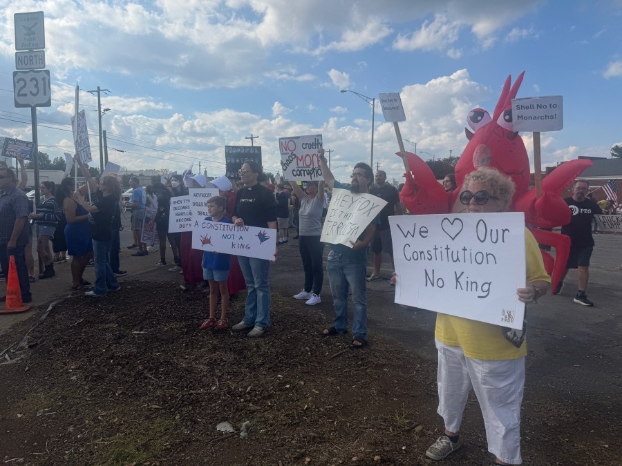 'We're all humans': Murfreesboro residents attend 'No Kings' protest
